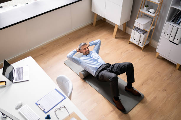 Homme faisant du sport au travail